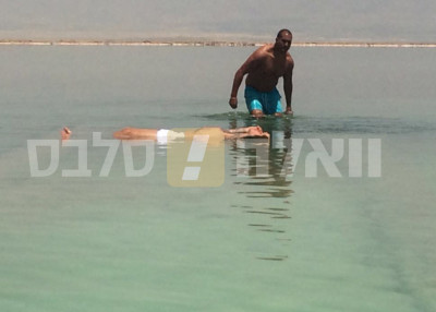 05.03 | Justin Bieber é fotografado no Mar Morto em Israel