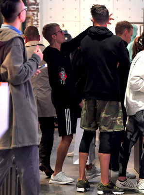 22.05 | Justin Bieber na loja Nike Factory Store em Nova Iorque