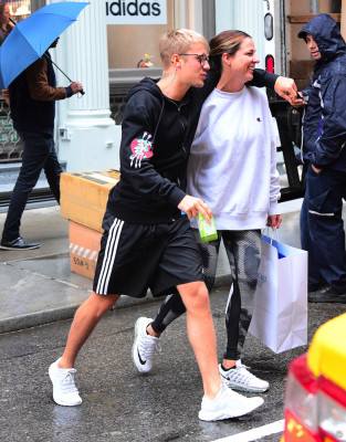 22.05 | Justin Bieber na loja Nike Factory Store em Nova Iorque