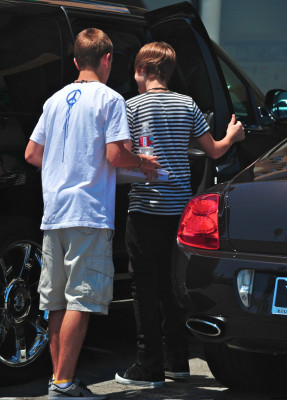 19.07 | Justin Bieber saindo para lanchar com amigos