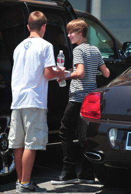 19.07 | Justin Bieber saindo para lanchar com amigos