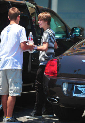 19.07 | Justin Bieber saindo para lanchar com amigos