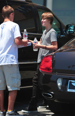 19.07 | Justin Bieber saindo para lanchar com amigos