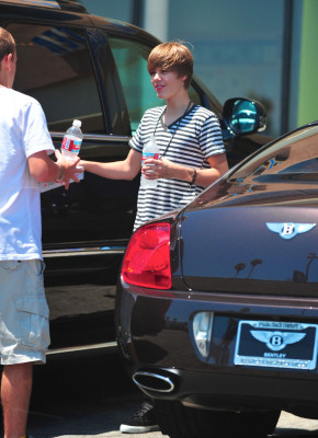 19.07 | Justin Bieber saindo para lanchar com amigos