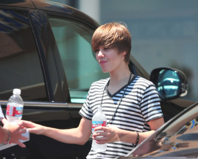 19.07 | Justin Bieber saindo para lanchar com amigos