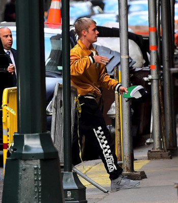 22.05 | Justin Bieber é fotografado em Nova Iorque, NY