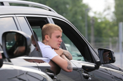 06.04 | Justin Bieber com fãs em Düsseldorf, Alemanha