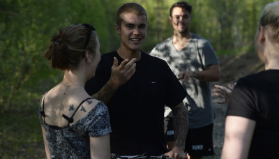 06.08 | Justin Bieber é fotografado em Luleå, Suécia