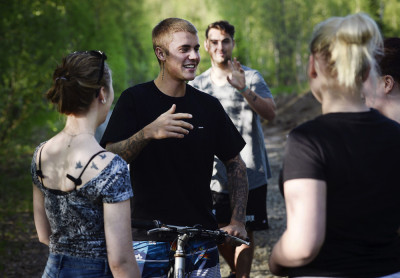 06.08 | Justin Bieber é fotografado em Luleå, Suécia