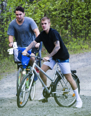 06.08 | Justin Bieber é fotografado em Luleå, Suécia