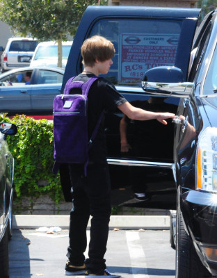 22.07 | Justin Bieber indo à um mercado em Boston com amigos