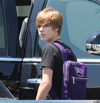 22.07 | Justin Bieber indo à um mercado em Boston com amigos