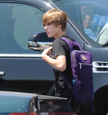 22.07 | Justin Bieber indo à um mercado em Boston com amigos