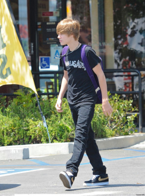 22.07 | Justin Bieber indo à um mercado em Boston com amigos