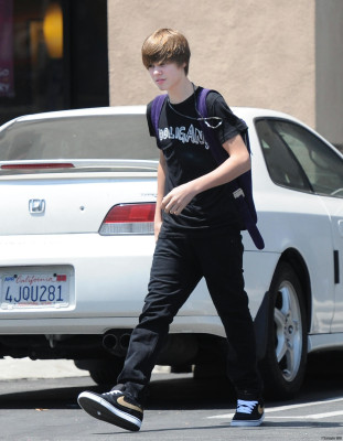 22.07 | Justin Bieber indo à um mercado em Boston com amigos