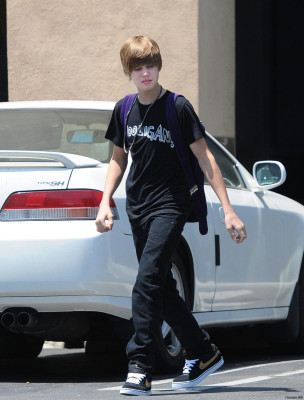 22.07 | Justin Bieber indo à um mercado em Boston com amigos