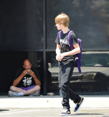 22.07 | Justin Bieber indo à um mercado em Boston com amigos