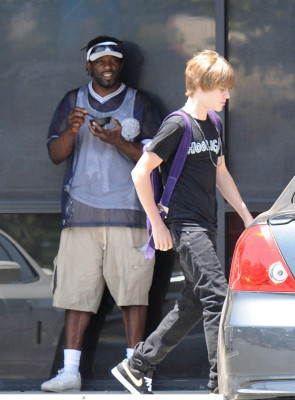 22.07 | Justin Bieber indo à um mercado em Boston com amigos