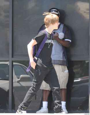 22.07 | Justin Bieber indo à um mercado em Boston com amigos