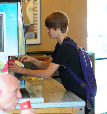 22.07 | Justin Bieber indo à um mercado em Boston com amigos