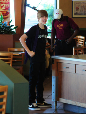 22.07 | Justin Bieber indo à um mercado em Boston com amigos