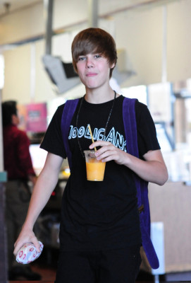 22.07 | Justin Bieber indo à um mercado em Boston com amigos