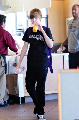 22.07 | Justin Bieber indo à um mercado em Boston com amigos
