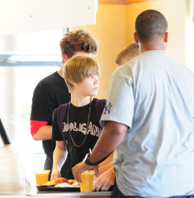22.07 | Justin Bieber indo à um mercado em Boston com amigos