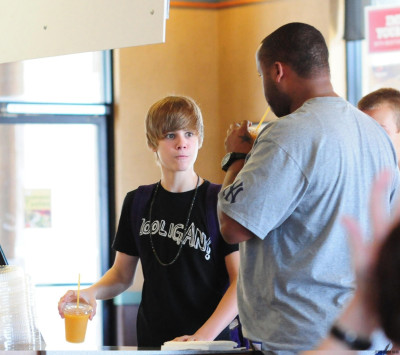 22.07 | Justin Bieber indo à um mercado em Boston com amigos
