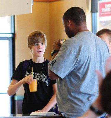 22.07 | Justin Bieber indo à um mercado em Boston com amigos