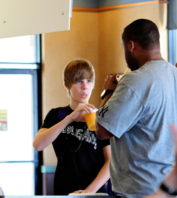 22.07 | Justin Bieber indo à um mercado em Boston com amigos