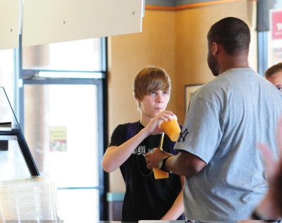 22.07 | Justin Bieber indo à um mercado em Boston com amigos