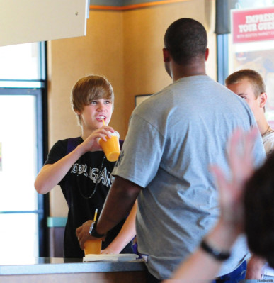 22.07 | Justin Bieber indo à um mercado em Boston com amigos
