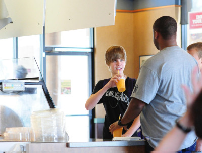 22.07 | Justin Bieber indo à um mercado em Boston com amigos