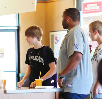 22.07 | Justin Bieber indo à um mercado em Boston com amigos
