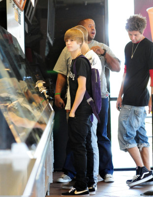 22.07 | Justin Bieber indo à um mercado em Boston com amigos
