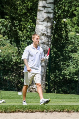 06.12 | Justin Bieber é visto jogando golfe na Suíça
