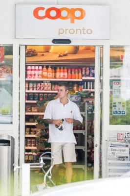 06.12 | Justin Bieber é visto jogando golfe na Suíça