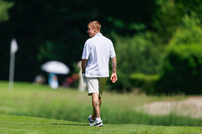 06.12 | Justin Bieber é visto jogando golfe na Suíça