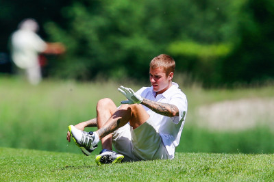 06.12 | Justin Bieber é visto jogando golfe na Suíça