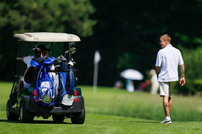 06.12 | Justin Bieber é visto jogando golfe na Suíça