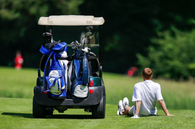 06.12 | Justin Bieber é visto jogando golfe na Suíça