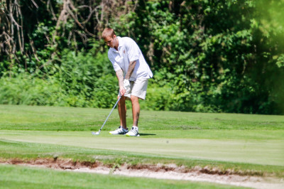 06.12 | Justin Bieber é visto jogando golfe na Suíça