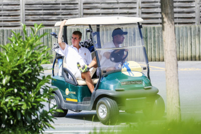 06.12 | Justin Bieber é visto jogando golfe na Suíça