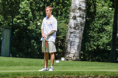 06.12 | Justin Bieber é visto jogando golfe na Suíça