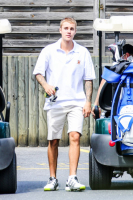 06.12 | Justin Bieber é visto jogando golfe na Suíça