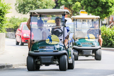 06.12 | Justin Bieber é visto jogando golfe na Suíça