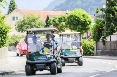 06.12 | Justin Bieber é visto jogando golfe na Suíça