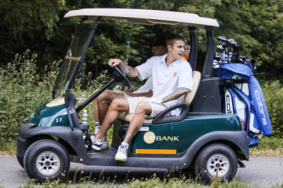 06.12 | Justin Bieber é visto jogando golfe na Suíça