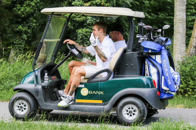 06.12 | Justin Bieber é visto jogando golfe na Suíça